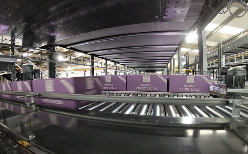 The cases are accumulated on double-deck buffer tables. As soon as enough product is ready to fill a complete pallet, the system transports it to the palletiser. The cases are accumulated on double-deck buffer tables. As soon as enough product is ready to fill a complete pallet, the system transports it to the palletiser.