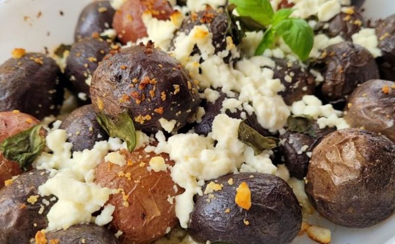 The glycemic index is reduced 50% or more when potato is eaten with other foods (e.g. topped with cheese, or with meat, oil, and salad), such as here in a recipe for baked lemon and feta potatoes. The glycemic index is reduced 50% or more when potato is eaten with other foods (e.g. topped with cheese, or with meat, oil, and salad), such as here in a recipe for baked lemon and feta potatoes.