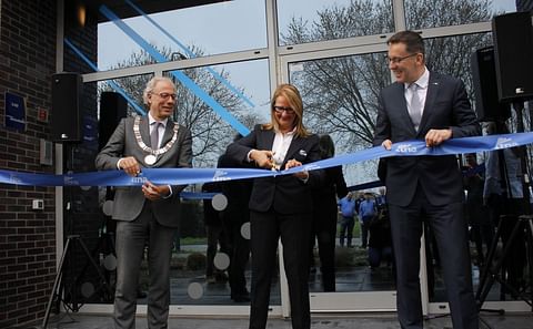 Ribbon cutting to officially open the new tna food processing hub in Woerden, The Netherlands.
From left to right: Victor Molkenboer (Mayor of Woerden), Nadia Taylor (Director tna) and Brett Mason (Australian Ambassador to the Netherlands)