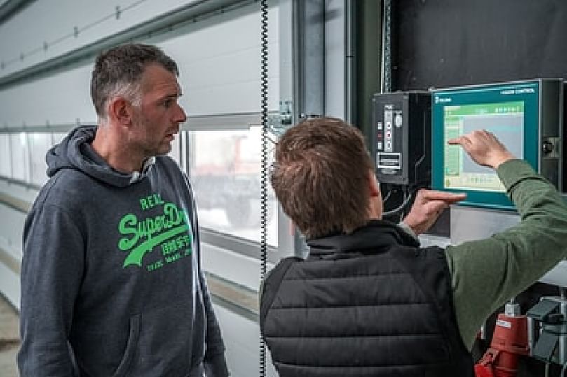 Tolsma Grisnich specialists operating the Air Control Max system to monitor potato storage temperature, ventilation, and energy efficiency during the 2025 storage season. Tolsma Grisnich specialists operating the Air Control Max system to monitor potato storage temperature, ventilation, and energy efficiency during the 2025 storage season.