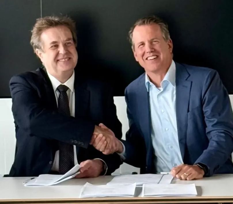 Tomasz Lorenz of Solan (left) and David Fousert, CEO of Avebe (right), during the signing of the acquisition agreement. Tomasz Lorenz of Solan (left) and David Fousert, CEO of Avebe (right), during the signing of the acquisition agreement.