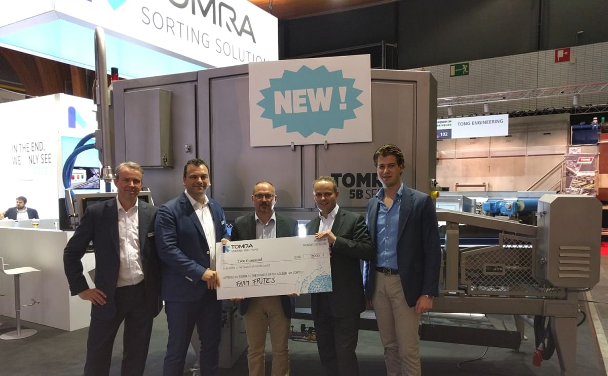 The presentation of the charity voucher after the Golden Fry competition at Interpom | Primeurs. From left to right: Jan van de Wolfshaar, Steve Raskin, Ron Packbier, Leon Boer and Adriaan de Bruijne.