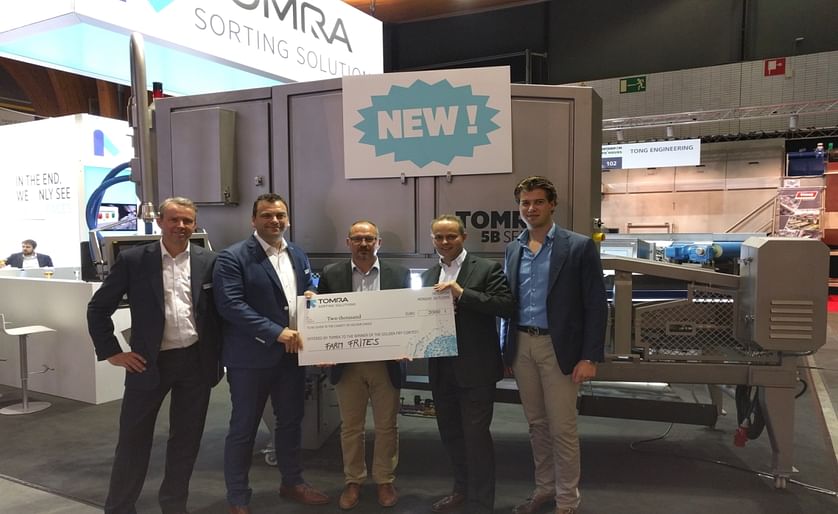 The presentation of the charity voucher after the Golden Fry competition at Interpom | Primeurs. From left to right: Jan van de Wolfshaar, Steve Raskin, Ron Packbier, Leon Boer and Adriaan de Bruijne.