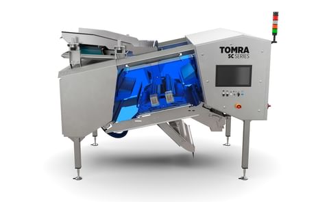 En esta nueva aplicación, la TOMRA 5C realiza comprobaciones finales de calidad en la línea con eficiencia superior de clasificación, mayor rentabilidad, mayor capacidad y las ventajas del análisis big-data. En esta nueva aplicación, la TOMRA 5C realiza comprobaciones finales de calidad en la línea con eficiencia superior de clasificación, mayor rentabilidad, mayor capacidad y las ventajas del análisis big-data.