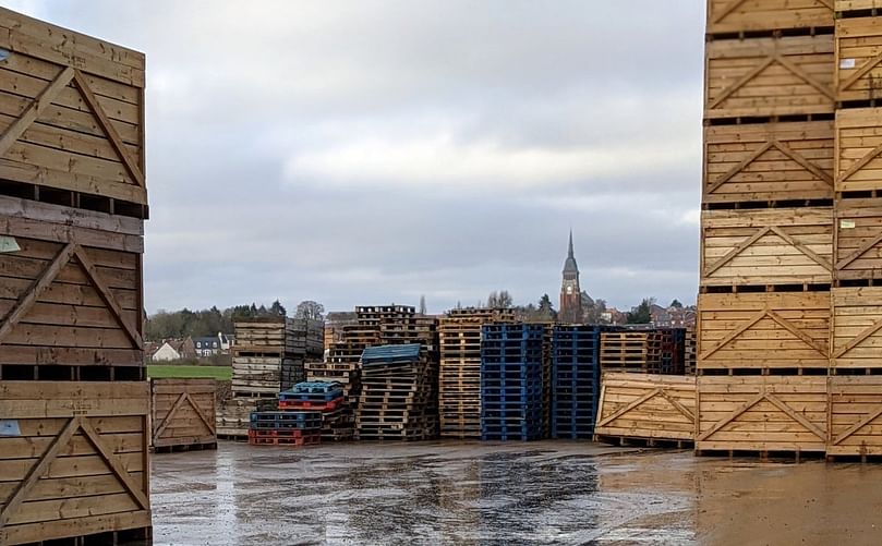 This is a busy farm: located at the entrance of a motorway junction; semi-trailers are parading through the yard to collect the merchandise all year-round.