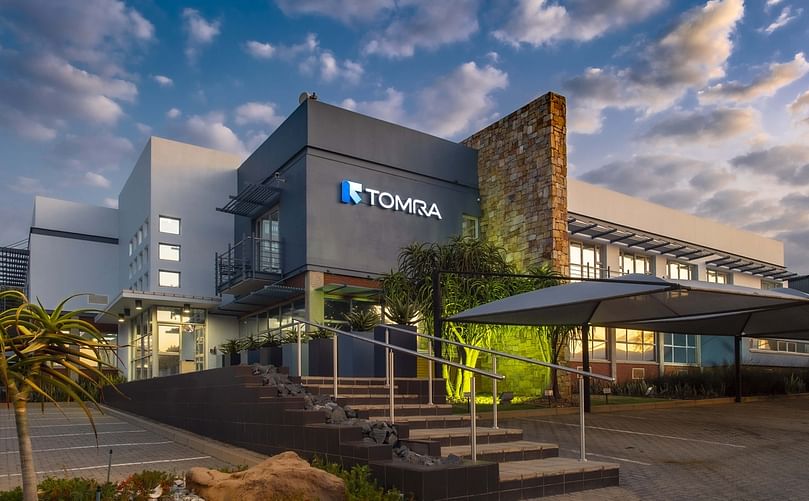 TOMRA’s new facilities are housed in a two-story, 1,800 square-meter building which accommodates
offices, a warehouse, spare parts area, two training rooms, and three 'connected' meeting rooms TOMRA’s new facilities are housed in a two-story, 1,800 square-meter building which accommodates
offices, a warehouse, spare parts area, two training rooms, and three 'connected' meeting rooms