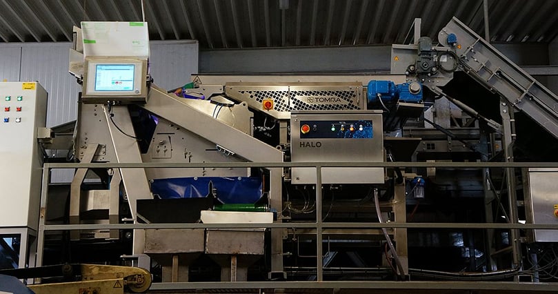 An additional plus point about TOMRA, according to Van Roey &
Zonen, is that the machine doesn’t occupy a great deal of space. An additional plus point about TOMRA, according to Van Roey &
Zonen, is that the machine doesn’t occupy a great deal of space.