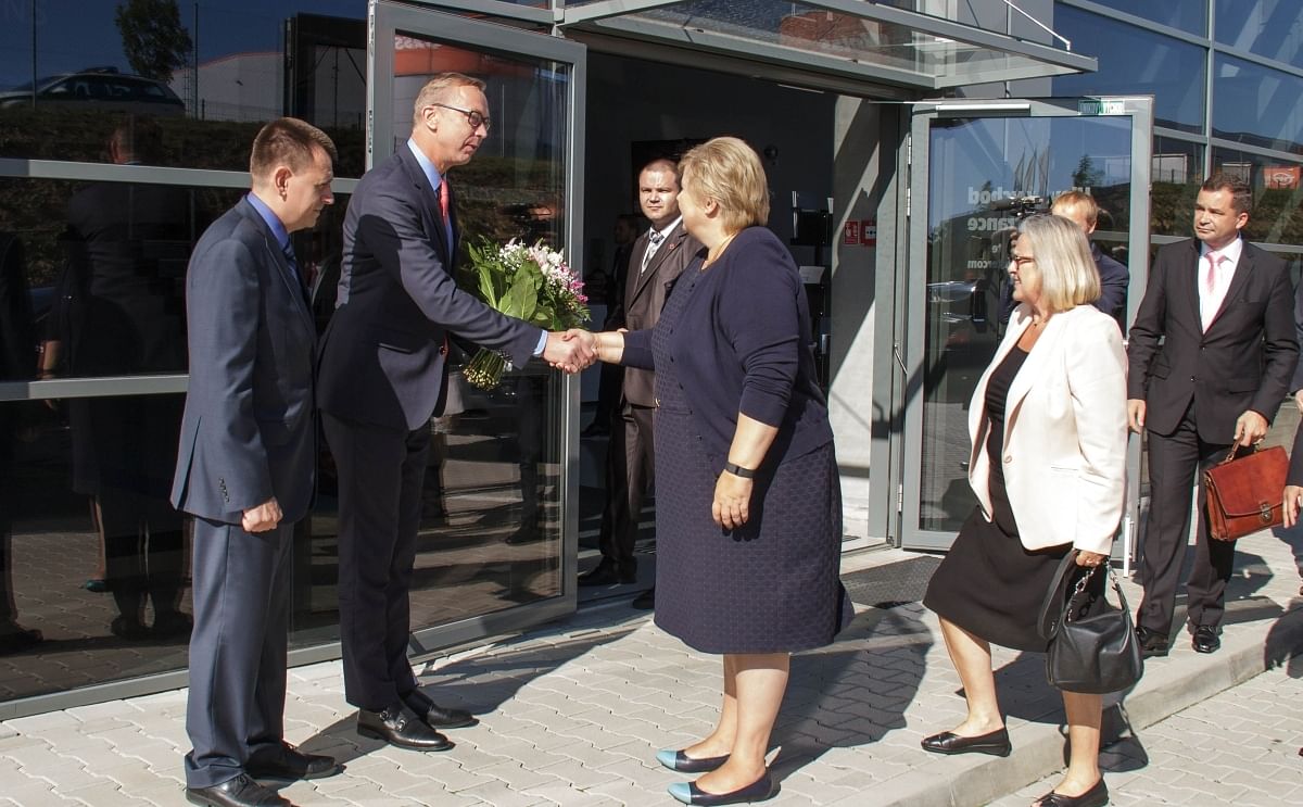 TOMRA president and CEO Stefan Ranstrand (with flowers) welcomed Norwegian Prime Minister Erna Solberg to the company’s Slovakian manufacturing facility