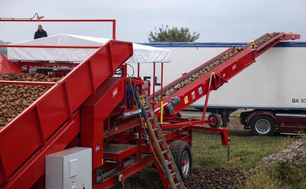 The Tong fieldloader is now available with a transport-mode option, featuring a powered elevator section that automatically retracts back under the cleaning and inspecting sections of the machine, making the unit as short as possible when towing on the ro