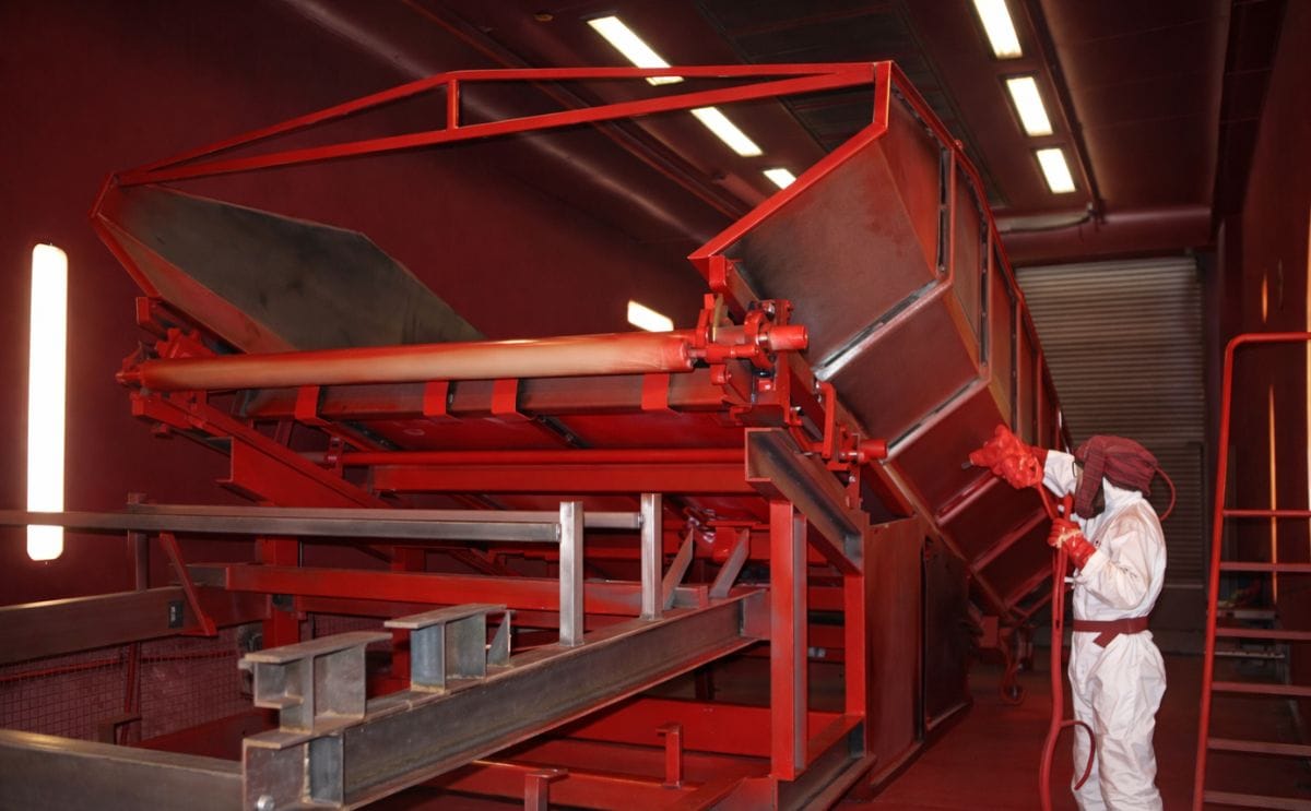 Tong Peal paints it red Tong Peal paints it red