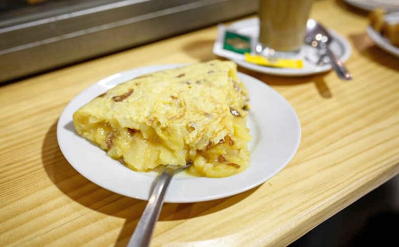 La tortilla de Casa Dani, preparada por la experta cocinera Lola Cuerda, fue nombrada la mejor tortilla de España en 2019. (Cortesía: Javier Carbajal/El Español)