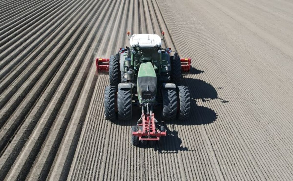 A tractor prepares ridged fields for seed potato cultivation at the Van der Linde family farm in Krummhörn, where innovation, modern machinery, and generations of farming knowledge drive the farm’s growing seed potato business.