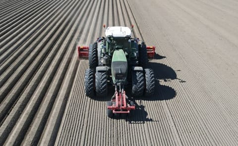 A tractor prepares ridged fields for seed potato cultivation at the Van der Linde family farm in Krummhörn, where innovation, modern machinery, and generations of farming knowledge drive the farm’s growing seed potato business. A tractor prepares ridged fields for seed potato cultivation at the Van der Linde family farm in Krummhörn, where innovation, modern machinery, and generations of farming knowledge drive the farm’s growing seed potato business.