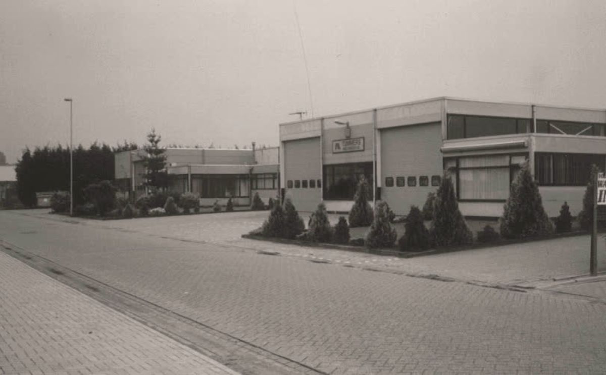 Tummers then and now!Then: a view of the company premises in 1994. Now: Father and son Fons and Erwin Tummers after the rebranding to ‘Tummers Food Processing Solutions’ and the reveal of the new logo last year.