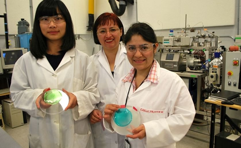 Marleny Aranda Saldaña (middle) with graduate students Yujia Zhao (left) and Carla Sofia Valdivieso Ramirez. Saldaña and her research team developed a (potato-) starch-based plastic film that has antioxidant and antimicrobial properties.