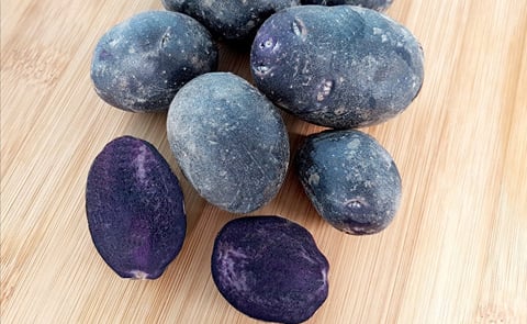 La patata 'Beltza', de color púrpura, posee un elevado contenido en compuestos antioxidantes beneficiosos para la salud.(Cortesía Neiker)
La patata 'Beltza', de color púrpura, posee un elevado contenido en compuestos antioxidantes beneficiosos para la salud.(Cortesía Neiker)