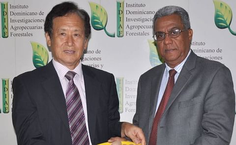 El doctor Ju Hyeon Choi, director del Centro Kopia RD de la cooperación coreana en el país, entrega la variedad de papa al ingeniero Rafael Pérez Duvergé, director ejecutivo del IDIAF. El doctor Ju Hyeon Choi, director del Centro Kopia RD de la cooperación coreana en el país, entrega la variedad de papa al ingeniero Rafael Pérez Duvergé, director ejecutivo del IDIAF.