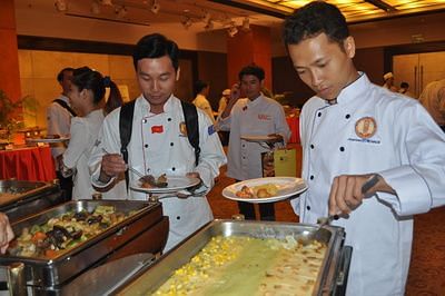 Vietnam Chefs sampling US based potato products  