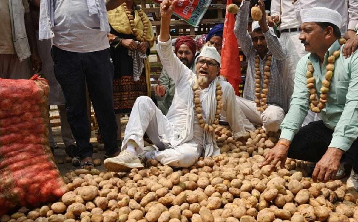Uttar Pradesh Farmers hand out Potatoes for Free in Delhi to protest low prices