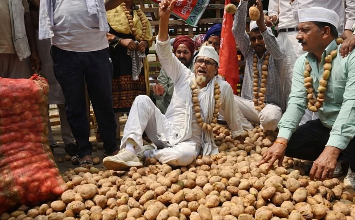 Uttar Pradesh Farmers hand out Potatoes for Free in Delhi to protest low prices Uttar Pradesh Farmers hand out Potatoes for Free in Delhi to protest low prices