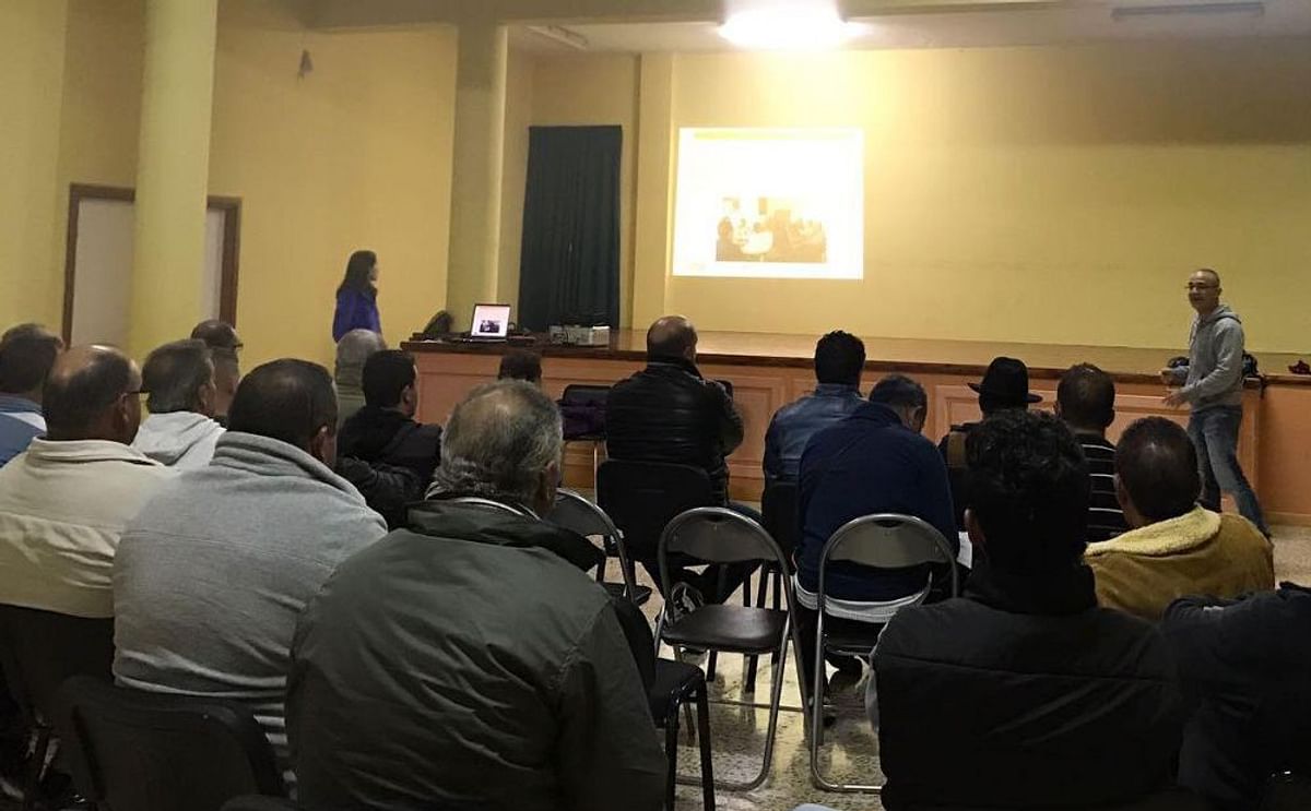 Reunión de los técnicos con los agricultores que participan en el estudio para controlar la plaga./ EL DÍA