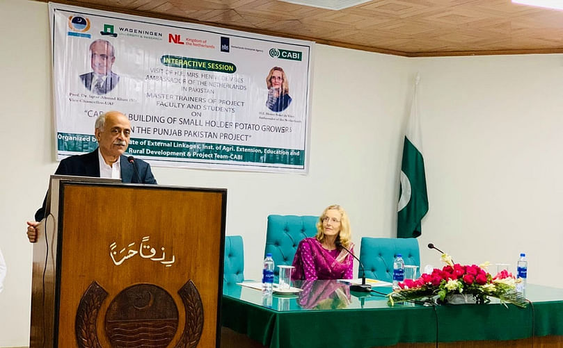Her Excellency Henny Fokel de Vries, Ambassador of the Embassy of the Kingdom of the Netherlands to Pakistan, (seated) and Vice Chancellor of the University of Agriculture (UAF) Dr Iqrar Ahmad Khan (Courtesy: CABI)