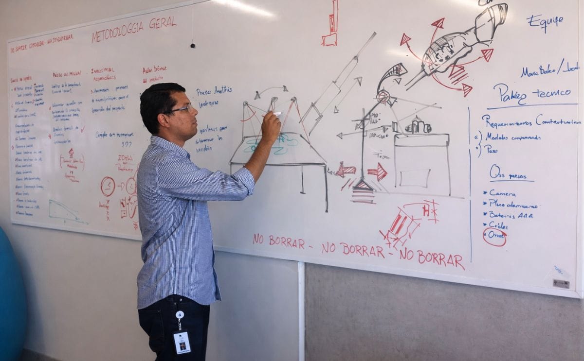 Juan Carlos Chávez, es un diseñador industrial venezolano, que emigró a tierras peruanas hace casi dos años.