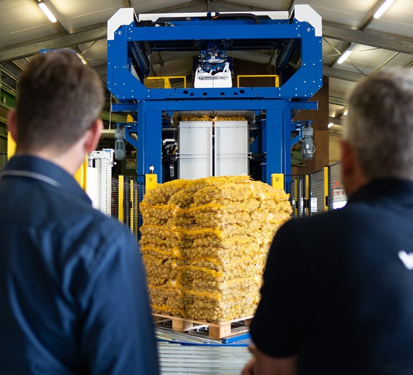 The Verbruggen Topframe palletizing netted potato bags in an automated end-of-line installation designed for high-throughput food processing environments The Verbruggen Topframe palletizing netted potato bags in an automated end-of-line installation designed for high-throughput food processing environments