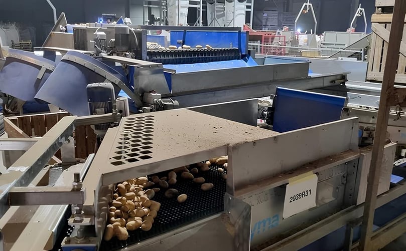 The Wyma Horizontal Debris Remover removes dirt, stones, and roots from round produce like potatoes and beets, ideal before or after washing. The Wyma Horizontal Debris Remover removes dirt, stones, and roots from round produce like potatoes and beets, ideal before or after washing.