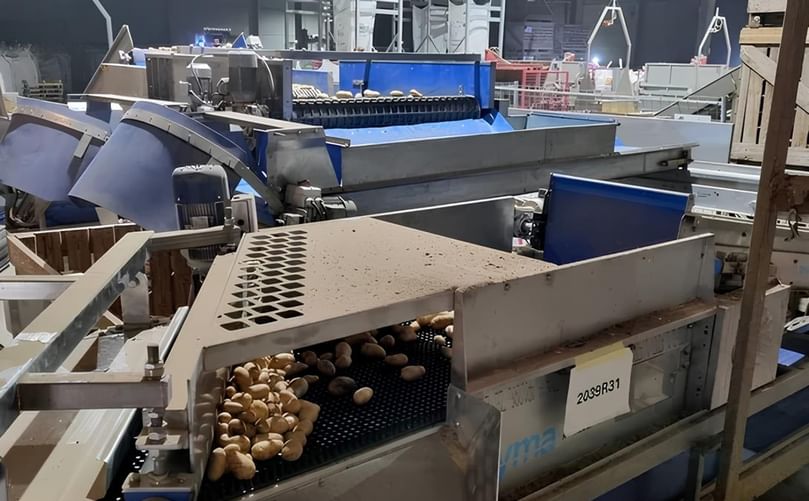 The Wyma Horizontal Debris Remover removes dirt, stones, and roots from round produce like potatoes and beets, ideal before or after washing. The Wyma Horizontal Debris Remover removes dirt, stones, and roots from round produce like potatoes and beets, ideal before or after washing.