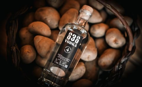 Vodka 636 es un vodka premium producido en A Limia, España, elaborado con patata agria local mediante un proceso artesanal de destilación integrado Vodka 636 es un vodka premium producido en A Limia, España, elaborado con patata agria local mediante un proceso artesanal de destilación integrado