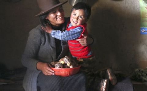 Mother and son with biofortified potatoes in Huancavelica.
