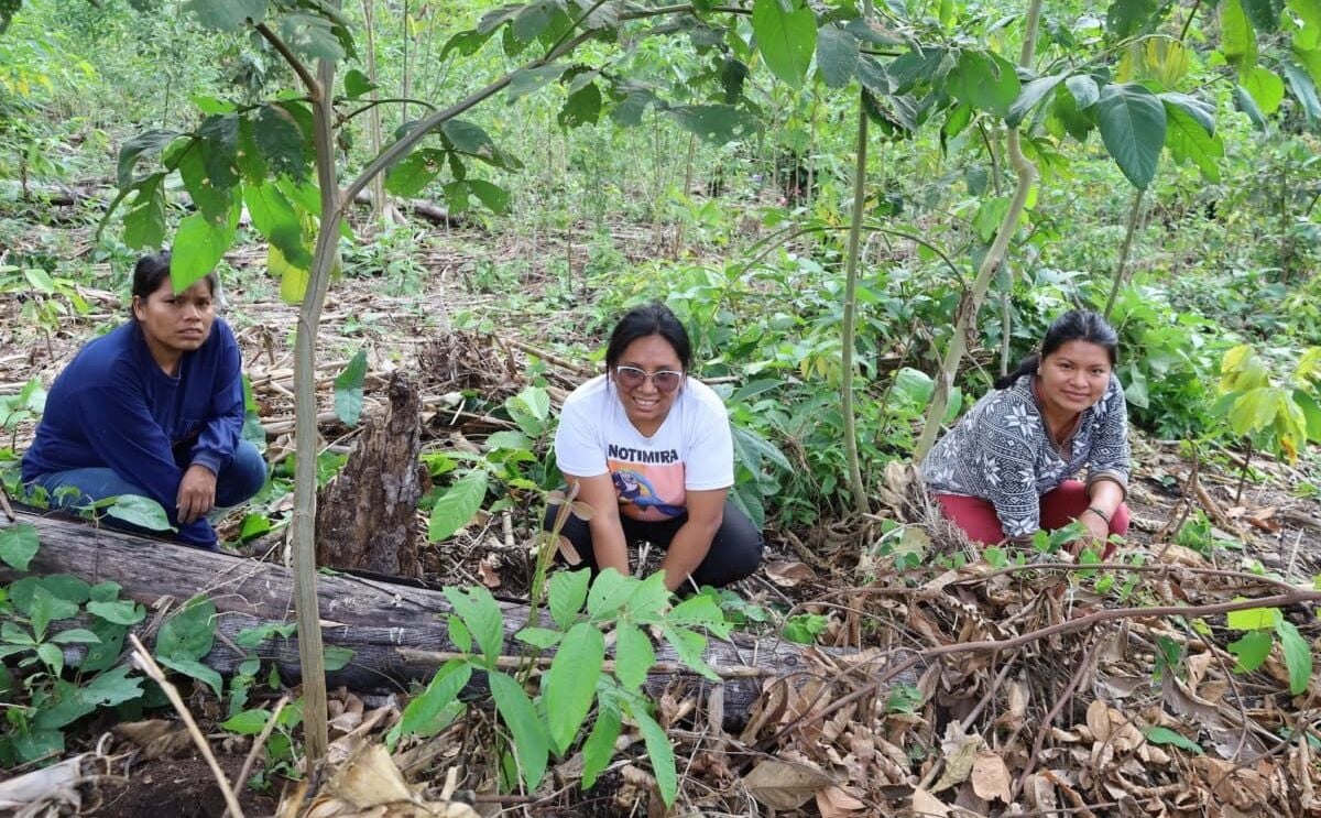 Loaiza Seri (at the center) and members of her nature-caring association. (Courtesy: Conservation International Peru) Loaiza Seri (at the center) and members of her nature-caring association. (Courtesy: Conservation International Peru)