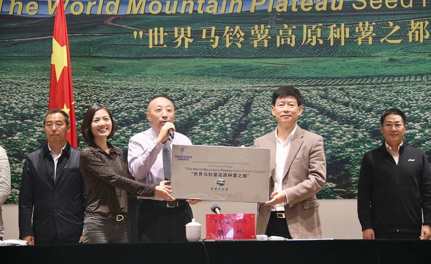 On behalf of World Potato Congress President, Roman Cools, Elven Huang, WPC Director and Lu Xiaoping, WPC International Advisor awarded the plaque to Yang Yalin along with city leaders Zhang Shaoxiong, Su Jianhong, and Hao Liuyong.
