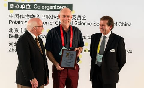 Kevin Clayton Green (center) - one of five Industry Award recipients - is presented with his award by World Potato Congress Inc. President and CEO, David Thompson (left), and Awards Committee Interim Chair, WPC Vice-President John MacQuarrie (right) duri Kevin Clayton Green (center) - one of five Industry Award recipients - is presented with his award by World Potato Congress Inc. President and CEO, David Thompson (left), and Awards Committee Interim Chair, WPC Vice-President John MacQuarrie (right) duri
