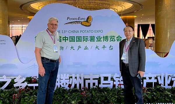 WPC President Peter VanderZaag, and Mr. Xiaoping Lu, WPC International Advisor and retired Director of the CIP-China Centre for Asia and Pacific (CCCAP).