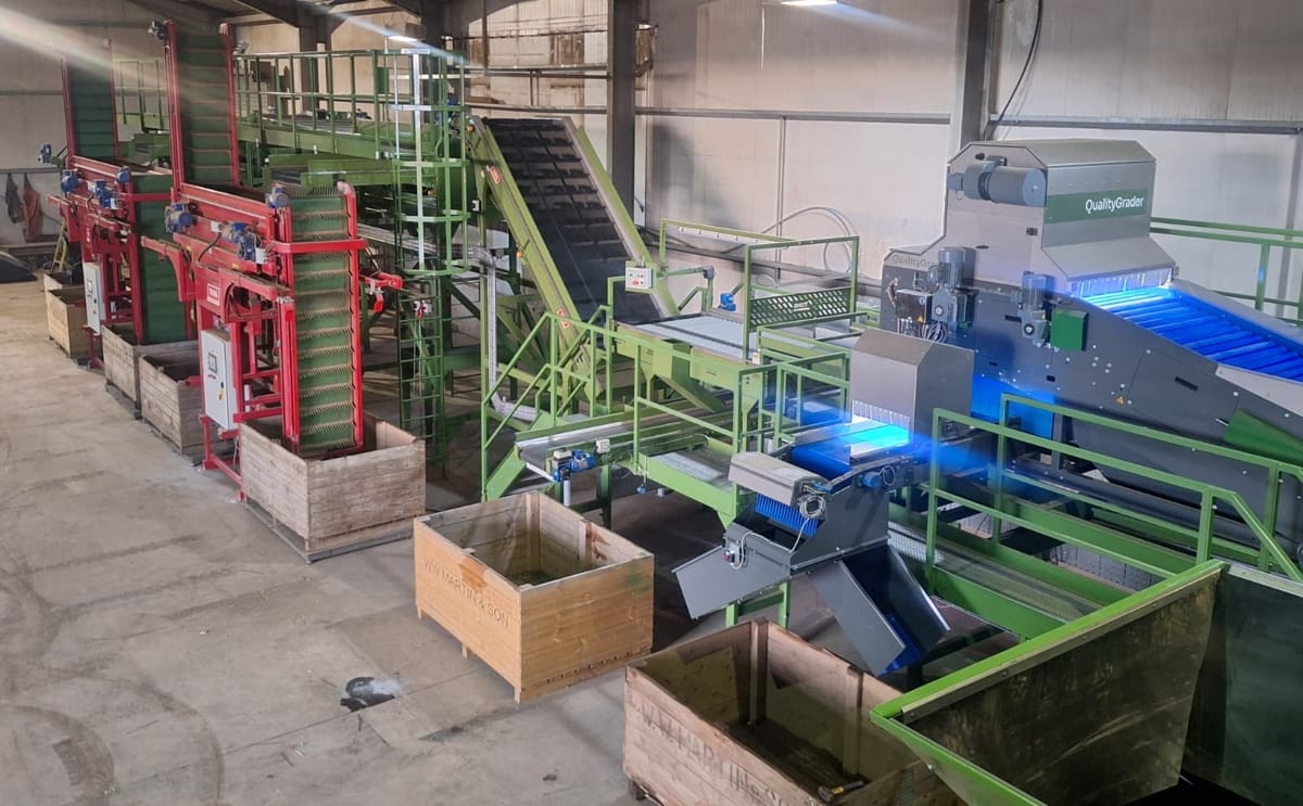 WW Martin & Son’s integrated optical sorting and grading line featuring Flikweert Vision technology and Tong Engineering’s UniFill system at its North Scotland seed potato operation.