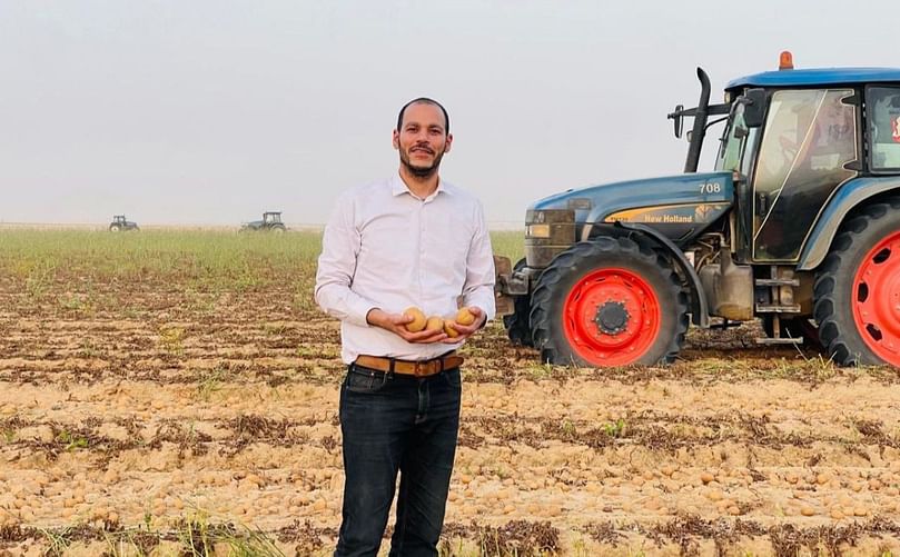 Yassen Abdelhay, asesor de exportación de Arafa, inspecciona los cultivos de patatas en crecimiento, enfatizando el compromiso de la empresa con la calidad y la sostenibilidad en la agricultura