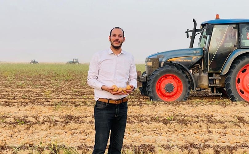 Yassen Abdelhay, asesor de exportación de Arafa, inspecciona los cultivos de patatas en crecimiento, enfatizando el compromiso de la empresa con la calidad y la sostenibilidad en la agricultura Yassen Abdelhay, asesor de exportación de Arafa, inspecciona los cultivos de patatas en crecimiento, enfatizando el compromiso de la empresa con la calidad y la sostenibilidad en la agricultura